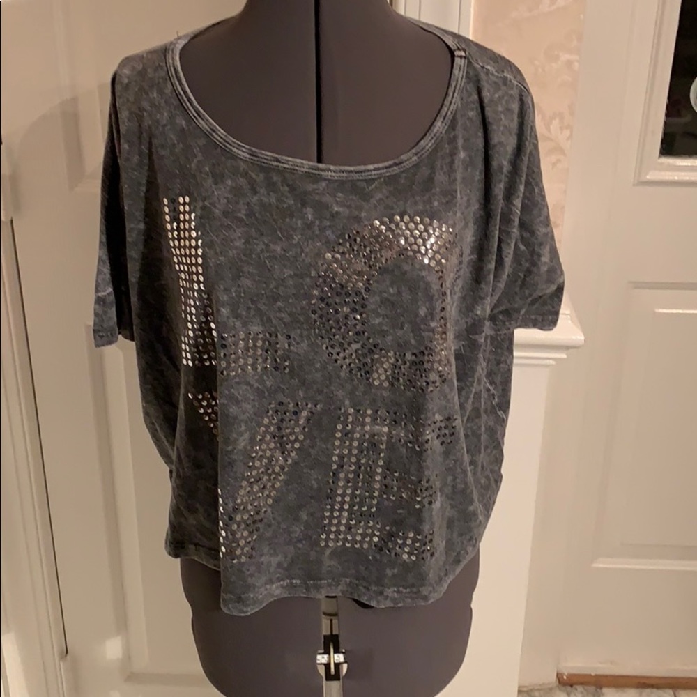 💥Cute tee shirt with “Love” in sequins